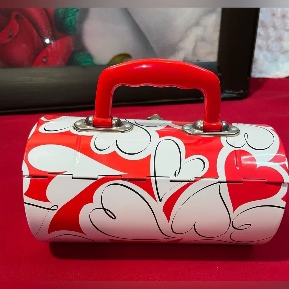 ⭐️NWT ALL MY LOVE AND HEARTS TIN BOX RARE AND VERY CUTE WITH CHROME BUCKLE⭐️
